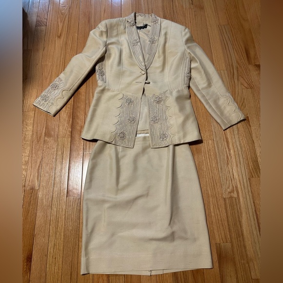 BEIGE Woman’s Jacket and Skirt Suit Set Size 6 - Picture 1 of 12